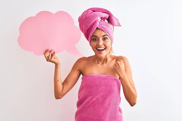 Hermosa Mujer Con Toalla Ducha Sosteniendo Burbuja Del Discurso Sobre —  Fotos de Stock