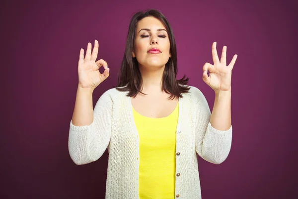 Junge Schöne Brünette Frau Eine Jacke Über Lila Isolierten Hintergrund — Stockfoto