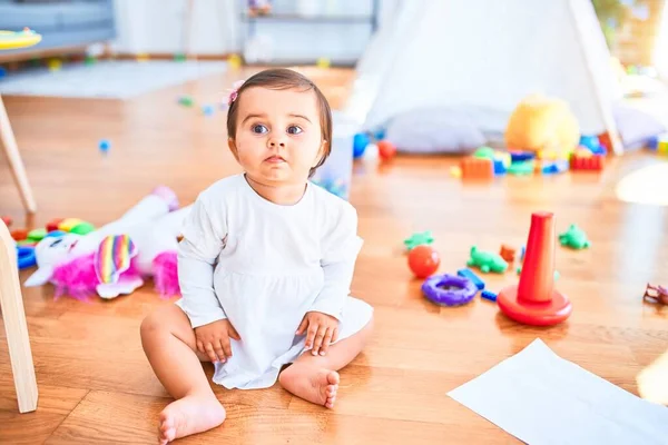 Hermoso Bebé Feliz Jardín Infantes Alrededor Juguetes Coloridos — Foto de Stock