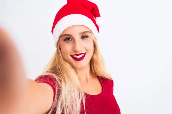 Noel Baba Şapkası Takan Kadın Kamerayla Selfie Çekiyor Zole Edilmiş — Stok fotoğraf