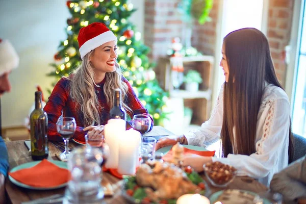Gelukkige Mensen Eten Bij Kerstboom — Stockfoto
