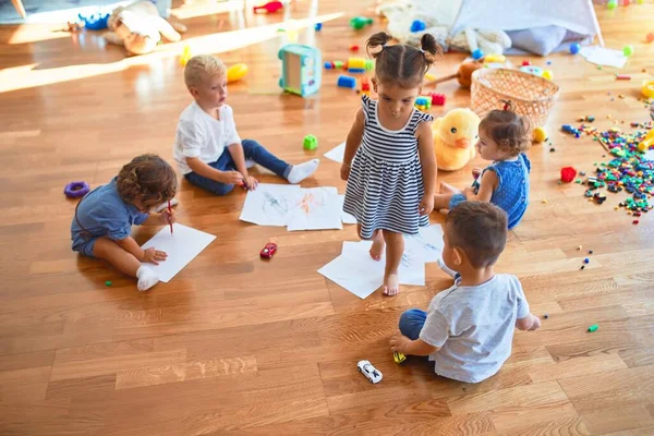 Bedårande Grupp Småbarn Som Sitter Golvet Och Ritar Med Papper — Stockfoto