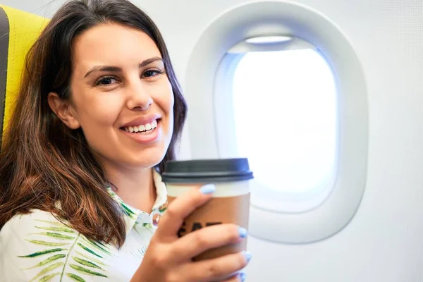 Jeune Voyageuse Assise Intérieur Avion Aéroport Avec Vue Sur Ciel — Photo