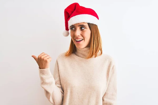 Hermosa Pelirroja Con Sombrero Navidad Sobre Fondo Aislado Sonriendo Con —  Fotos de Stock