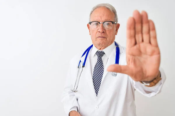 Médecin Chevelu Portant Stéthoscope Debout Sur Fond Blanc Isolé Arrêtant — Photo