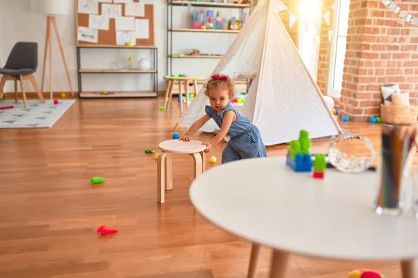 Schöne Kaukasische Säugling Spielt Mit Spielzeug Bunten Spielzimmer Fröhlich Und — Stockfoto