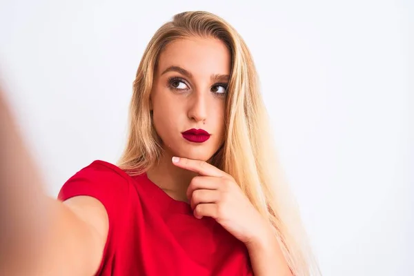 Junge Schöne Frau Trägt Shirt Machen Selfie Von Der Kamera — Stockfoto