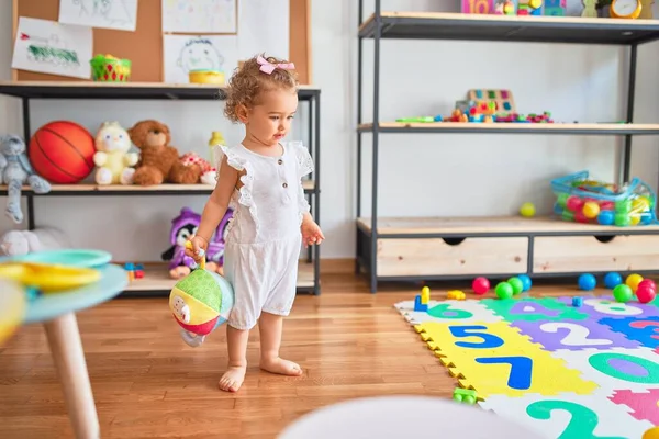 Hermoso Bebé Caucásico Jugando Con Juguetes Colorida Sala Juegos Felices —  Fotos de Stock