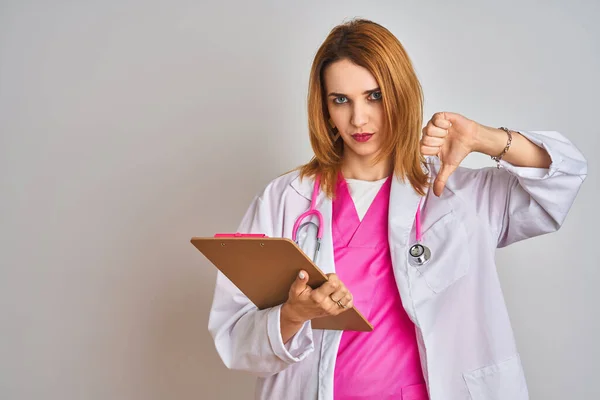 Kafkasyalı Doktor Kadın Pembe Steteskop Takıyor Elinde Kızgın Yüzlü Bir — Stok fotoğraf