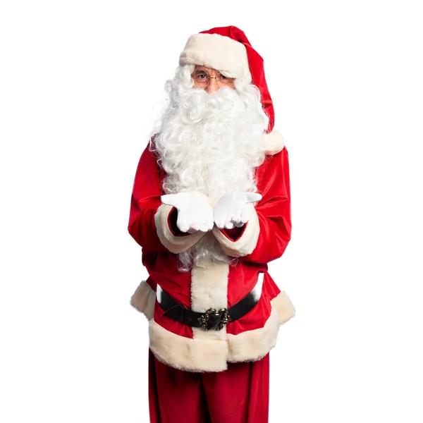 Мужчина Средних Лет Костюме Санта Клауса Бородой Стоя Улыбаясь Ладонями — стоковое фото