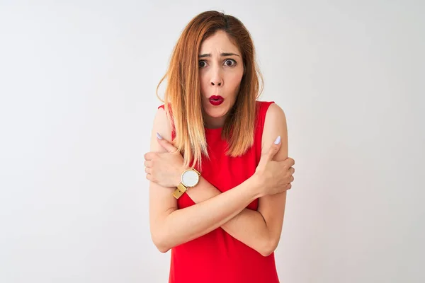 Roodharige Zakenvrouw Dragen Elegante Rode Jurk Staan Geïsoleerde Witte Achtergrond — Stockfoto