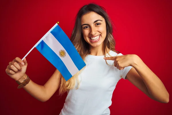 Giovane Bella Donna Possesso Bandiera Argentina Sfondo Rosso Isolato Con — Foto Stock