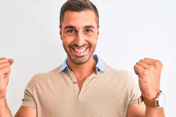 Jeune Bel Homme Portant Élégant Shirt Sur Fond Isolé Criant — Photo