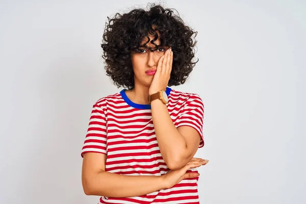 Jovem Árabe Mulher Com Cabelo Encaracolado Vestindo Listrado Shirt Sobre — Fotografia de Stock