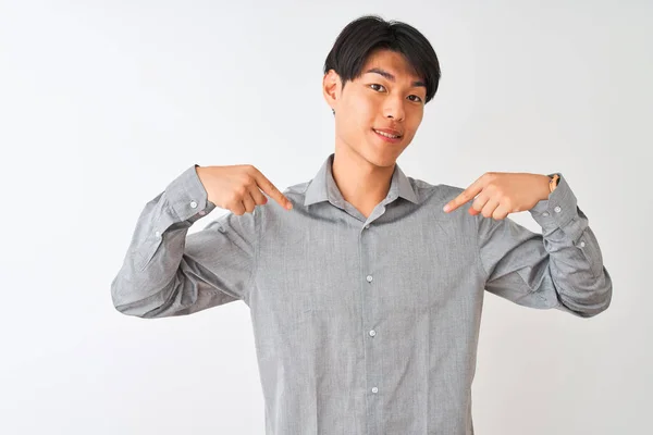 Čínský Podnikatel Elegantní Košili Stojící Nad Izolovaným Bílým Pozadím Vypadá — Stock fotografie