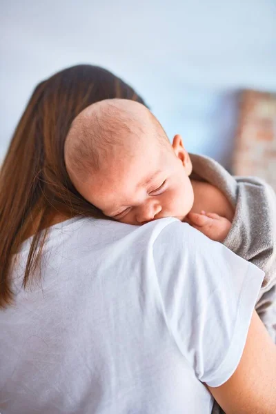 年轻美丽的女人和她的孩子站在家里的地板上 妈妈抱抱着儿子睡着了 — 图库照片