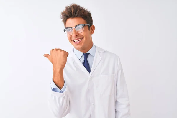 Молодой Красивый Ученый Очках Пальто Изолированном Белом Фоне Улыбается Счастливым — стоковое фото