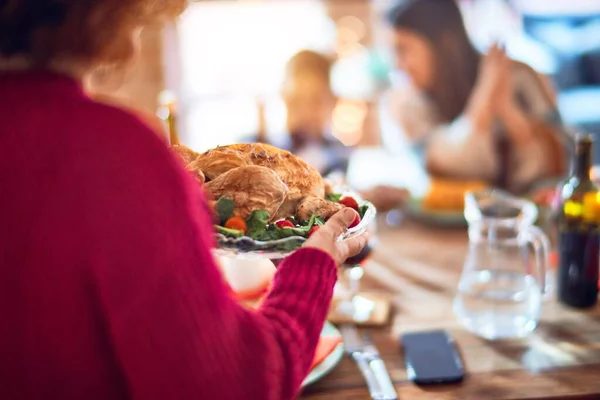 Hermosa Familia Sonriendo Feliz Confiada Uno Ellos Pie Mostrando Pavo — Foto de Stock