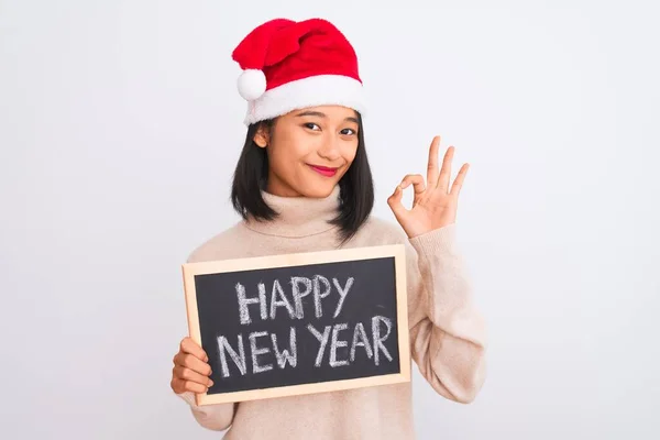 Junge Chinesin Trägt Weihnachtsmütze Hält Tafel Über Isoliertem Weißem Hintergrund — Stockfoto