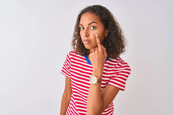 Mujer Brasileña Joven Vistiendo Camiseta Rayas Rojas Pie Sobre Fondo —  Fotos de Stock