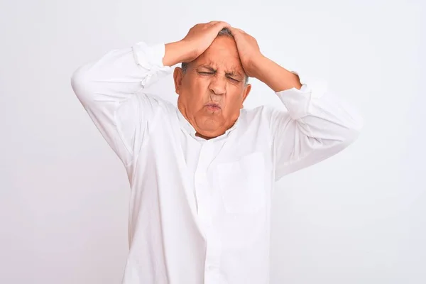 Hombre Mayor Pelo Gris Con Camisa Elegante Pie Sobre Fondo —  Fotos de Stock