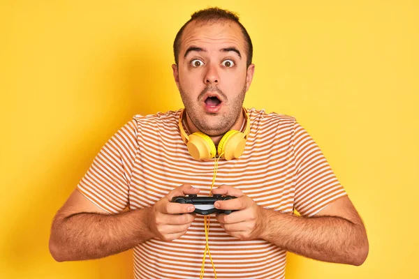 Jovem Jogador Homem Jogando Videogame Usando Fones Ouvido Sobre Fundo — Fotografia de Stock