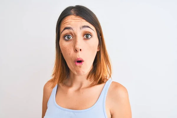 Beautiful Redhead Woman Standing Isolated Background Scared Shock Surprise Face — Stock Photo, Image