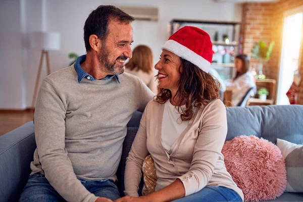 伝統的な料理と装飾でクリスマスの前夜を祝う家で家族や友人の食事 ロマンチックなシニアカップルが一緒にソファに座って話しています — ストック写真
