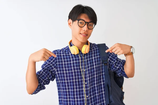 Sırt Çantası Kulaklık Takan Çinli Bir Öğrenci Izole Edilmiş Beyaz — Stok fotoğraf