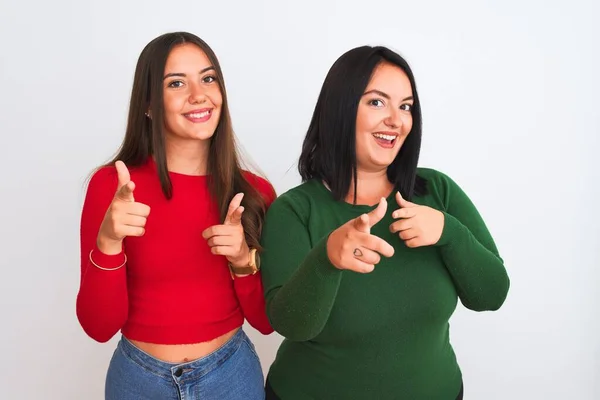 Mujeres Hermosas Jóvenes Con Ropa Casual Pie Sobre Fondo Blanco — Foto de Stock