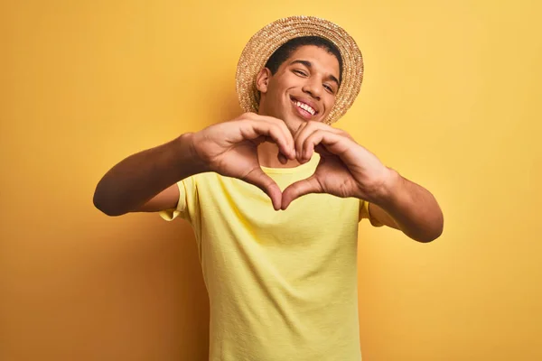 Joven Hombre Árabe Guapo Con Camiseta Sombrero Verano Sobre Fondo — Foto de Stock