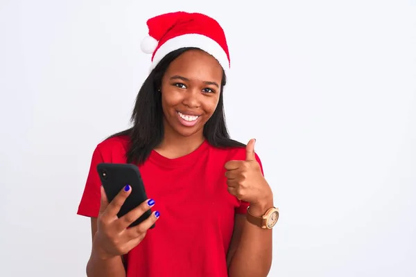 Jovem Afro Americana Vestindo Chapéu Natal Usando Smartphone Feliz Com — Fotografia de Stock