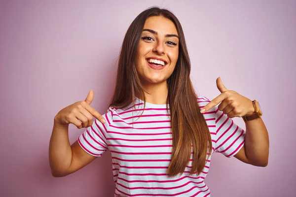 Junge Schöne Frau Gestreiftem Shirt Das Über Isoliertem Rosa Hintergrund — Stockfoto