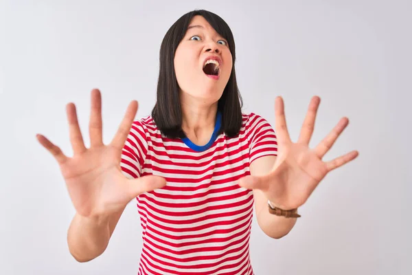 Mulher Chinesa Bonita Nova Vestindo Camiseta Listrada Vermelha Sobre Fundo — Fotografia de Stock