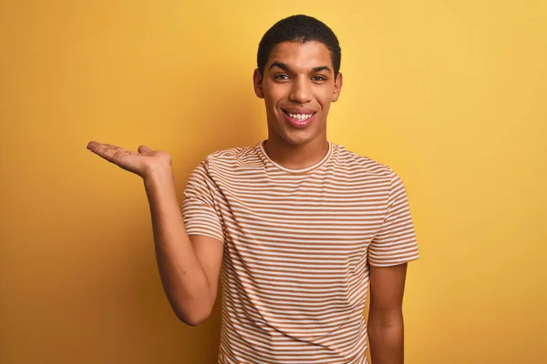 Jovem Bonito Árabe Homem Vestindo Listrado Shirt Sobre Isolado Amarelo — Fotografia de Stock