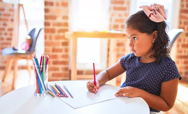 幼稚园漂亮的小女孩用彩色铅笔画可爱的图画 — 图库照片