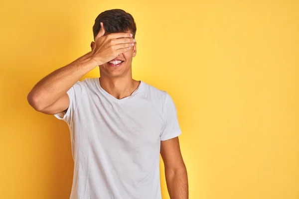 Junger Indischer Mann Weißem Shirt Der Vor Isoliertem Gelben Hintergrund — Stockfoto