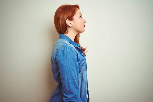 Genç Güzel Kızıl Saçlı Kot Gömlek Giyen Bir Kadın Beyaz — Stok fotoğraf