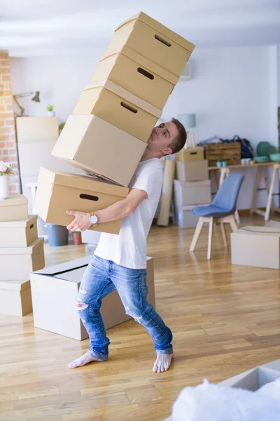 Mann Mit Kisten Zieht Neues Haus — Stockfoto