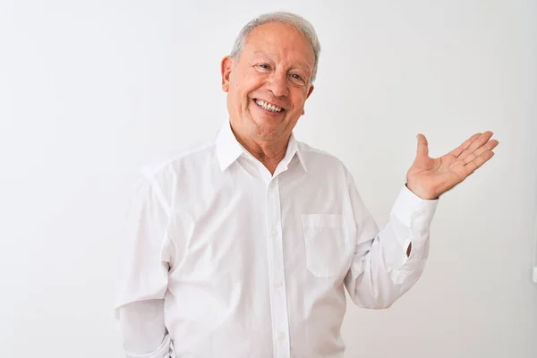 Hombre Mayor Pelo Gris Con Camisa Elegante Pie Sobre Fondo — Foto de Stock