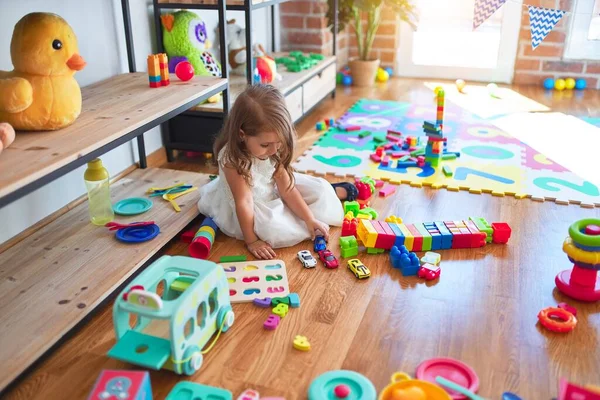 Entzückendes Blondes Kleinkind Spielt Kindergarten Jede Menge Spielzeug — Stockfoto