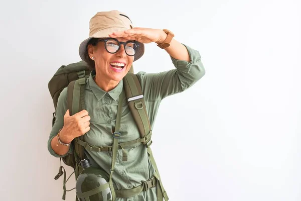 Wanderin Mittleren Alters Mit Rucksackkantinenbrille Über Isoliertem Weißem Hintergrund Sehr — Stockfoto