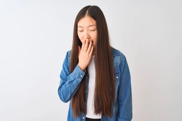 Junge Chinesin Jeanshemd Die Vor Isoliertem Weißem Hintergrund Steht Gelangweilt — Stockfoto