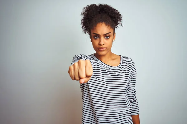 Africano Americano Mulher Vestindo Marinha Listrado Shirt Sobre Isolado Branco — Fotografia de Stock