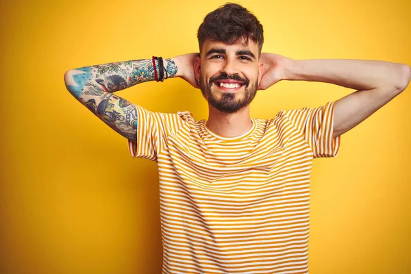 Joven Hombre Con Tatuaje Con Camiseta Rayas Pie Sobre Fondo — Foto de Stock