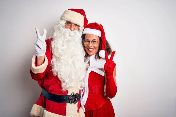 Paar Mittleren Alters Weihnachtsmannkostüm Das Sich Vor Isoliertem Weißen Hintergrund — Stockfoto