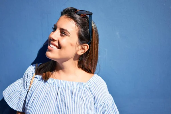 Hermosa Chica Apoyada Pared Azul Joven Mujer Amigable Sonriendo Feliz —  Fotos de Stock