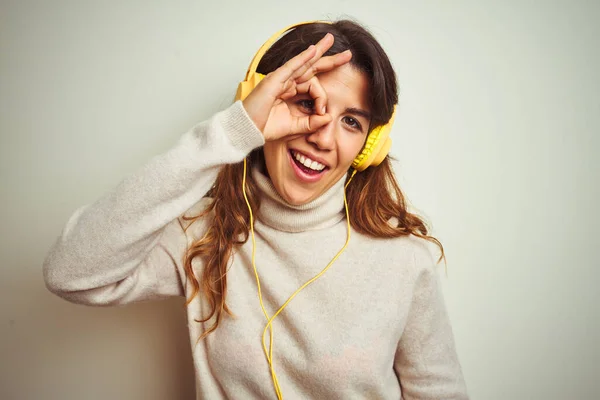 Jovem Mulher Bonita Ouvindo Música Usando Fones Ouvido Sobre Fundo — Fotografia de Stock