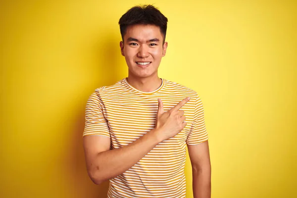 Joven Asiático Chino Hombre Usando Camiseta Pie Sobre Aislado Amarillo — Foto de Stock