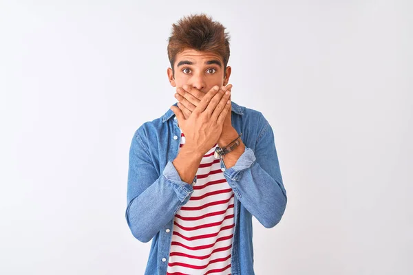 Joven Hombre Guapo Con Camiseta Rayas Camisa Mezclilla Sobre Fondo — Foto de Stock